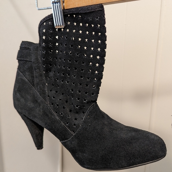 Chinese Laundry Black Leather Booties, Heels, Fringe, Buckle, Star Cut Outs, 8 M - Picture 3 of 10